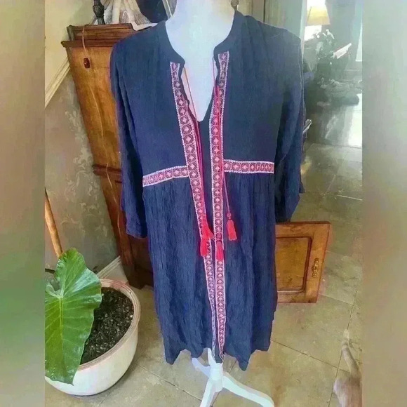Old Navy ladies dress size medium. Tassels in front. Fully lined. Excellent find - Picture 4 of 6